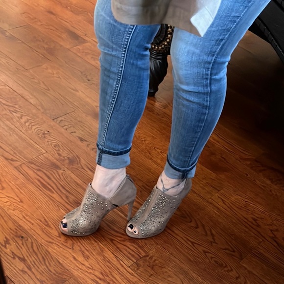 Jennifer Lopez Peep Toe Shoe Booties With Gunmetal Metallic Stones Size 7 1/2 - Picture 17 of 17